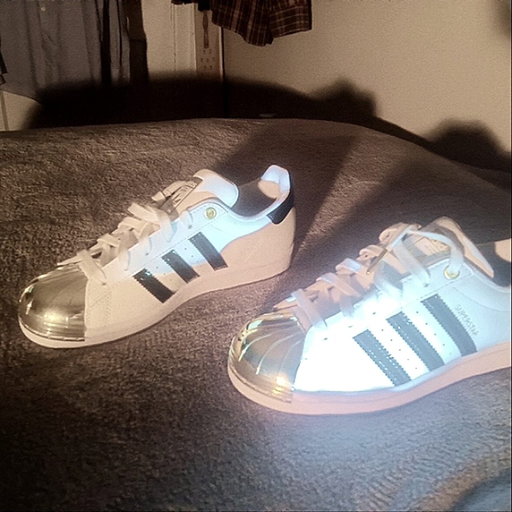 ADIDAS SUPERSTAR. METAL TOE.   WHITE/GOLD TOE. SIZE 6.5 NEW. FV3310